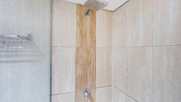 Standaard suite, 1 tweepersoonsbed | Badkamer | Een douche, gratis toiletartikelen, een haardroger, een bidet