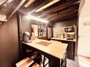Micro-ondes, four, plaque de cuisson