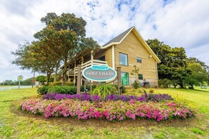 Exterior - New to Seascape Vacations in a fantastic location near the pool and Gulf! (Miramar Beach)