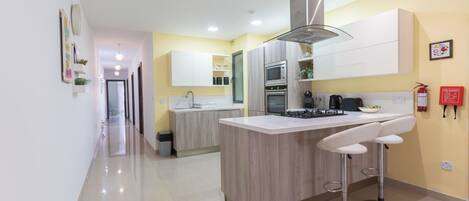 Geladeira, micro-ondas, fogão, cooktop