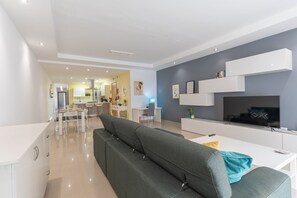 TV - Beautiful 3 -bed apartment in St.Julians (St Julians)