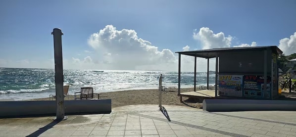 Chaises longues, serviettes de plage