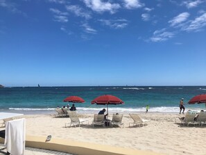 Espreguiçadeiras, toalhas de praia