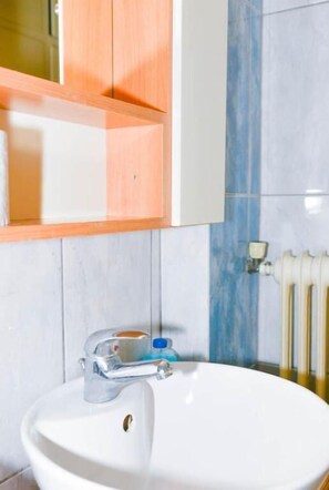 Studio, balcon | Salle de bain