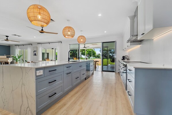 ثلاجة، ميكروويف، فرن، موقد طهي مسطح