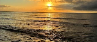 Da White Beachfront House Entertainer near Palm Cove Cairns