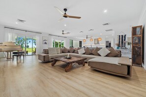 Smart-TV, bøker, stereoanlegg og printere