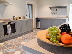 Refrigerador, microondas, lavavajillas, silla alta para bebés