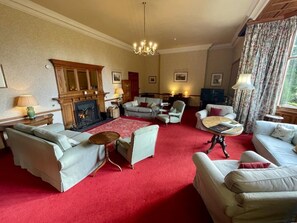 Televisión, chimenea y oficina 