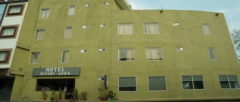 Un edificio de varios pisos con un letrero que dice