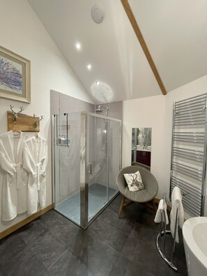 Een douche, handdoeken