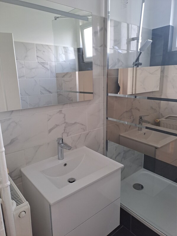 Serviettes fournies, papier toilette