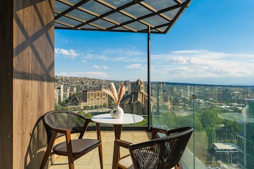 Superior Studio, 1 Queen Bed, Lanai, City View | Terrace/patio