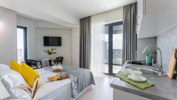Superior Studio, 1 Queen Bed, Lanai, City View | Egyptian cotton sheets, premium bedding, soundproofing, free WiFi