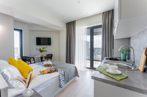 Superior studio, 1 queensize bed, veranda, uitzicht op stad | Lakens van Egyptisch katoen, luxe beddengoed, geluiddichte muren