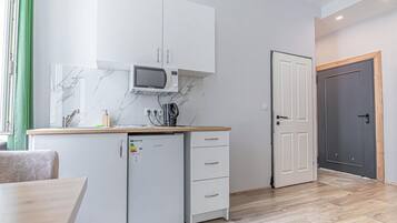 KĂŒhlschrank, Mikrowelle, Herdplatte, Wasserkocher mit Kaffee-/Teezubehör