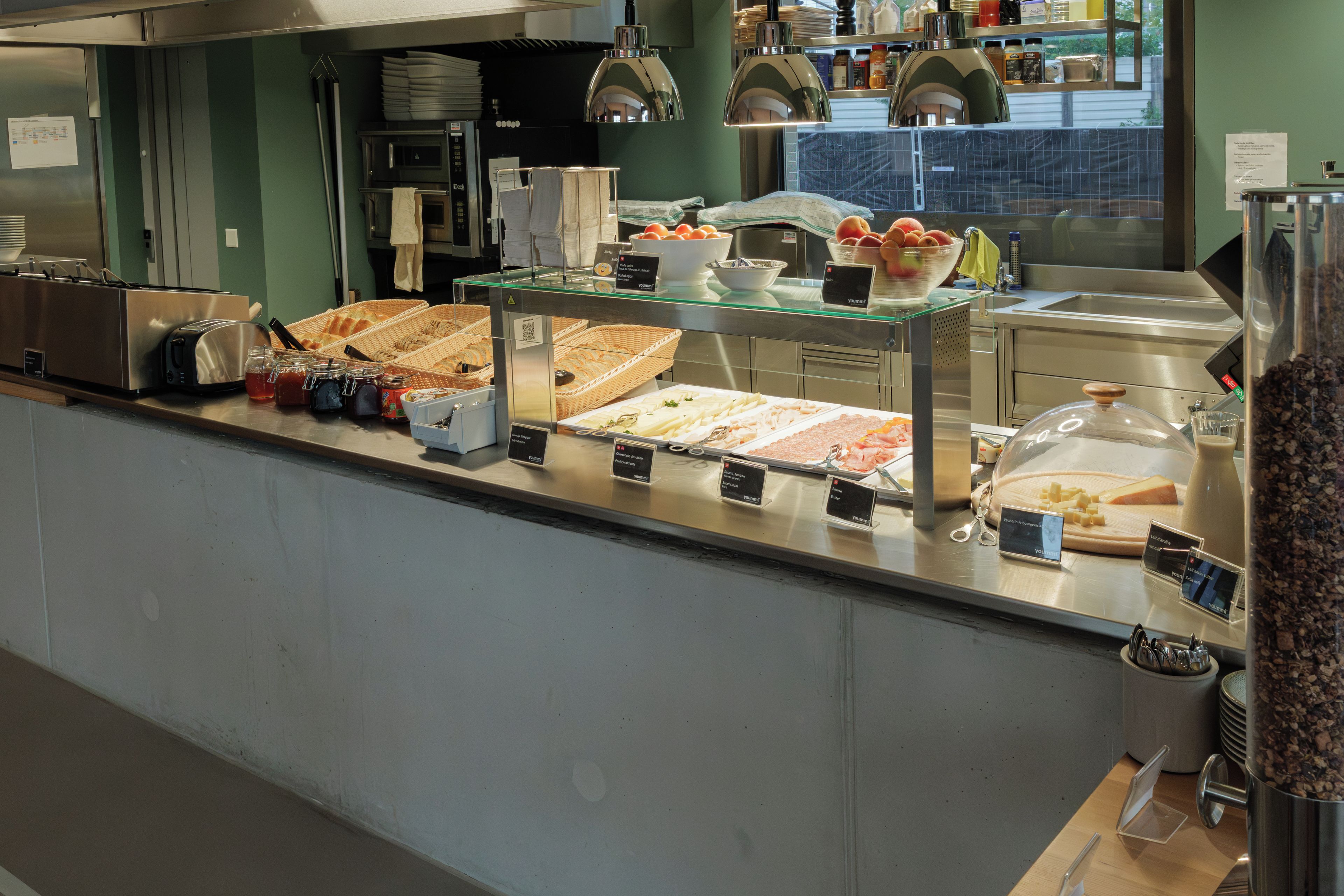 Buffet-alue, jossa on tarjolla monenlaista ruokaa ja erilaisia mausteita.