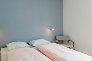 Family Quadruple Room | Cribs (free), WiFi (free), bed sheets - Geneva Youth Hostel (Vernier)