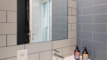 Family Quadruple Room | Bathroom