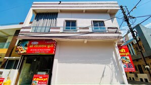 A hotel with a signboard advertising AC & Non AC rooms, located at 61, Vaanakupur, Naincheez, Ujjain. - Hotel Shree Sita Ram Kutti (Ujjain)