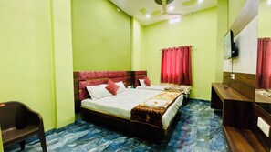 Studio Suite | Desk, soundproofing, free WiFi - Hotel Shree Sita Ram Kutti (Ujjain)