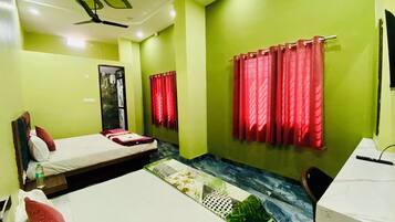 Quadruple Room | Desk, soundproofing, WiFi (free)