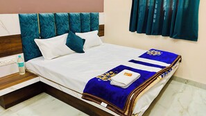 Basic Double Room | Desk, soundproofing, free WiFi - Hotel Shree Sita Ram Kutti (Ujjain)