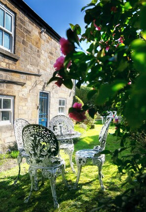 Outdoor dining - Beautiful 2 bedroom village cottage (Hampsthwaite)