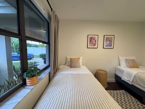 4 habitaciones, tabla de planchar con plancha y cuna de viaje 