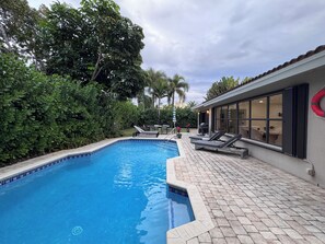 Alberca al aire libre y alberca climatizada