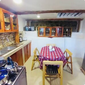 Habitación clásica doble, 1 cama de matrimonio, fumadores, vistas al patio | Cocina privada | Frigorífico pequeño, microondas, lavavajillas y utensilios de cocina