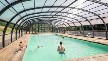 Piscine couverte, piscine extérieure (ouverte en saison)