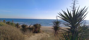 On the beach, sun-loungers, beach towels - Studio Chic & Terrasse - Cap d'Agde naturist village - Le Boudoir Heliopolis (Cap d'Agde)