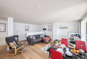 Smart TV, books - 1 Ocean Gate is a beautifully bright and inviting one-bedroom apartment (Newquay)