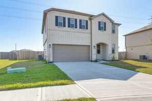 Interior - 11 Mi to Beach: La Marque Home w/ Patio! (La Marque)