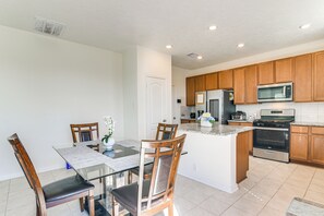 Interior - 11 Mi to Beach: La Marque Home w/ Patio! (La Marque)