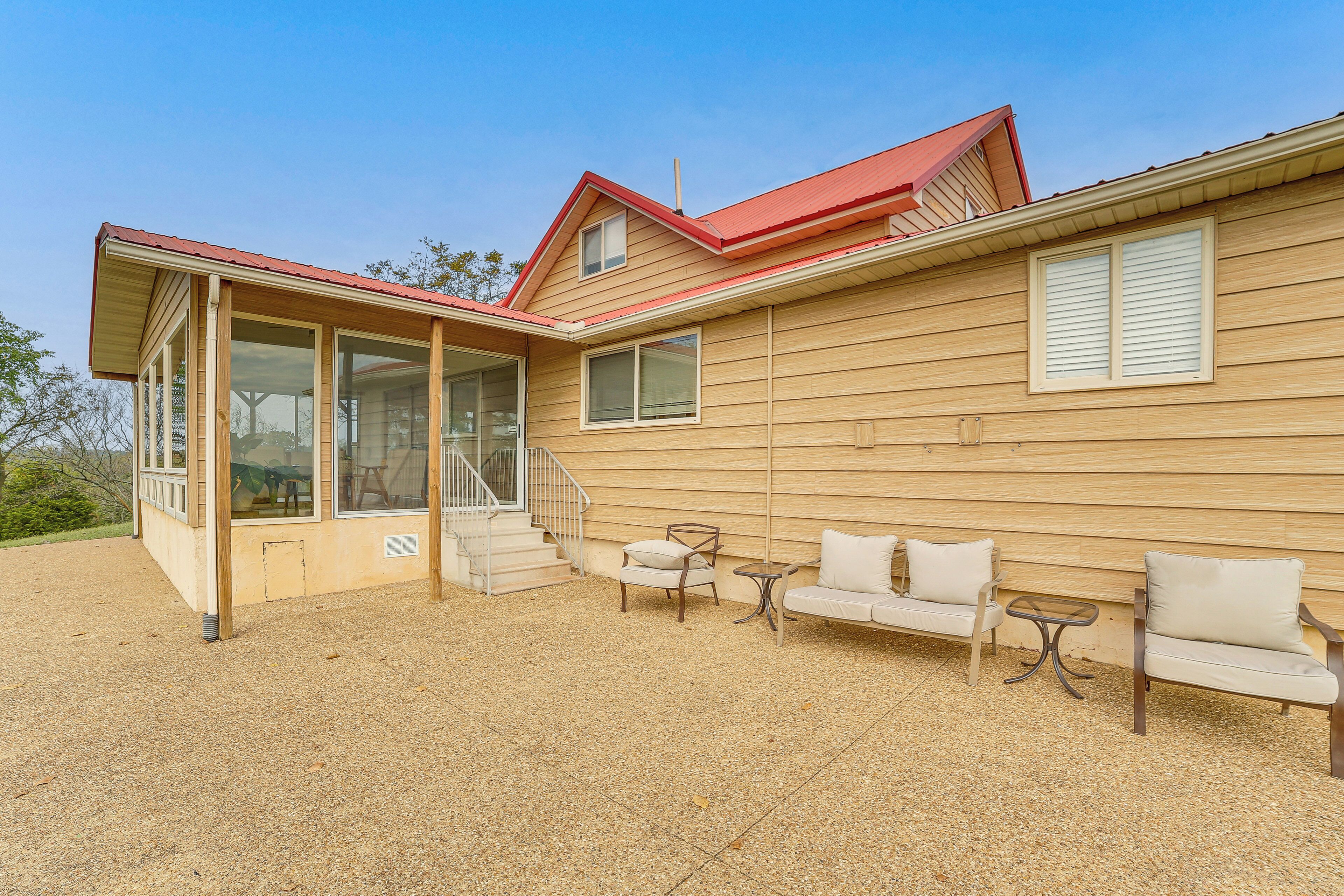 Ein zweistöckiges Haus mit überdachter Terrasse.