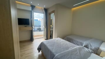 Deluxe Twin Room, Balcony, City View | Free WiFi, bed sheets