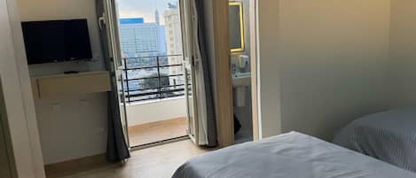 Deluxe Twin Room, Balcony, City View | Free WiFi, bed sheets