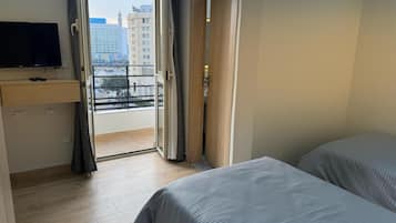 Deluxe Twin Room, Balcony, City View | Free WiFi, bed sheets