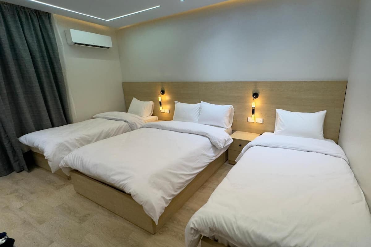 Deluxe-Vierbettzimmer, Balkon, Stadtblick