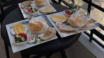 Desayuno con opciones de la cocina local incluido todos los días