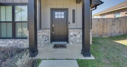 8 Mi to State Park: Home w/ Fenced Yard in Lindale