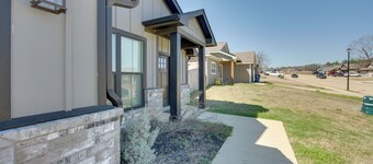 8 Mi to State Park: Home w/ Fenced Yard in Lindale