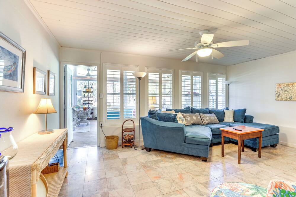Englewood Bungalow 1 Mi to Beach: Pets Welcome! - Venice Groves, FL