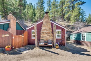 Front of property - Private Hot Tub & Deck: Romantic Getaway in Drake (Drake)