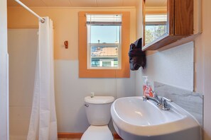 House (1 Bedroom) | Interior - Private Hot Tub & Deck: Romantic Getaway in Drake (Drake)