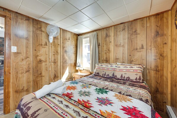 House (1 Bedroom) | Interior - Private Hot Tub & Deck: Romantic Getaway in Drake (Drake)