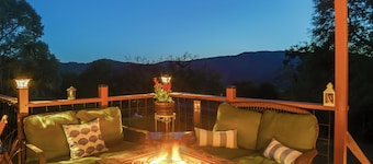 Hot Tub + Fire Pit: Secluded Dos Rios Escape!