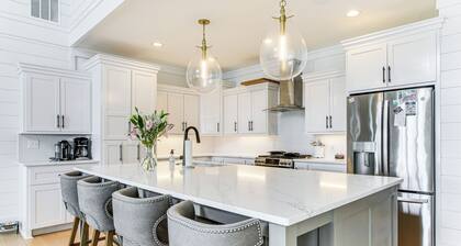 Luxe Lake Greenwood Retreat: Dock & Deck!